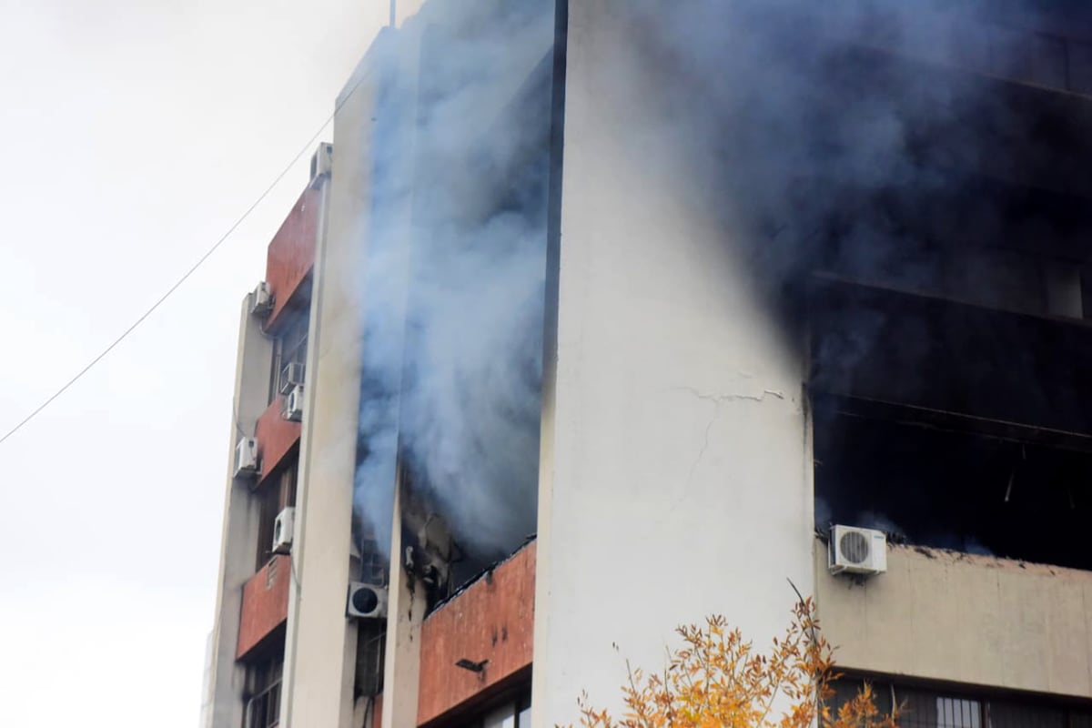 Incendio en el edificio de Apross. (José Gabriel Hernández / La Voz)