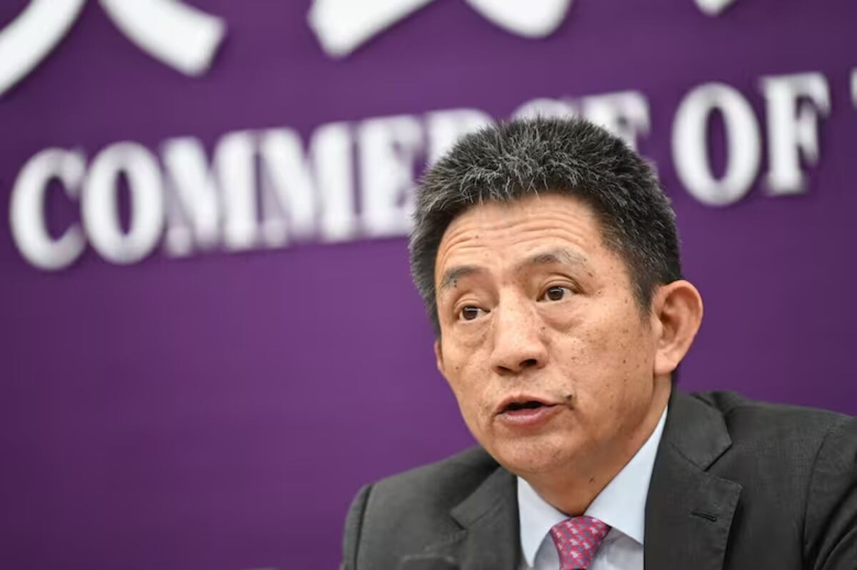 Li Chenggang, vicesecretario del Ministerio de Comercio y negociador en temas de comercio internacional, habla durante una conferencia de prensa.