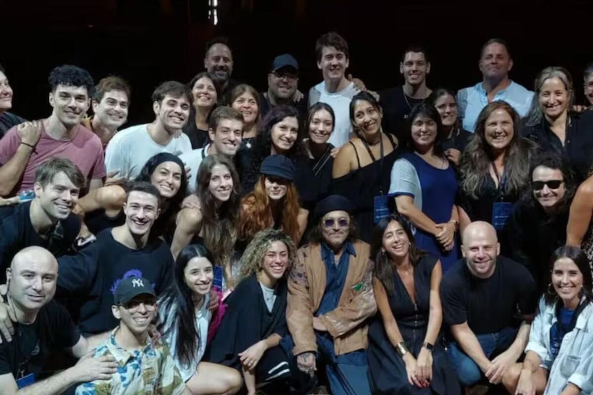 Johnny Depp se sacó una foto con los actores que se encontraban ensayando en el teatro (redes sociales).