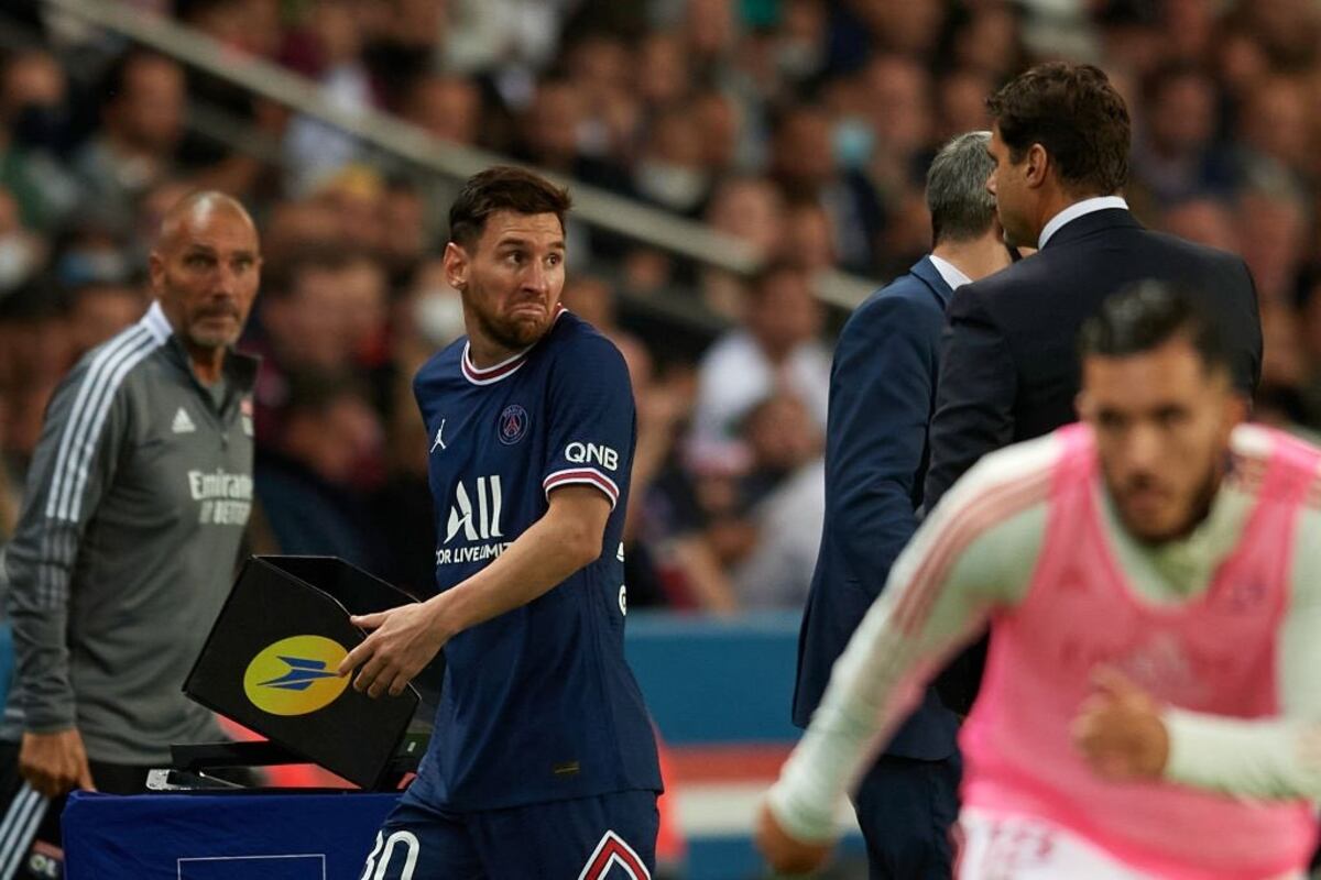 Messi, cuando dejó la cancha, molesto por el cambio, le hizo un gesto al entrenador Pochettino. (AP)