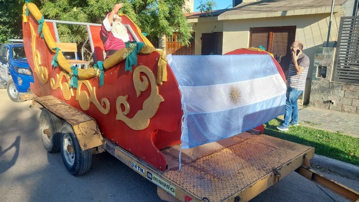 Remo. El “Papa Noel” de Río Cuarto realizó su última caravana solidaria tras 25 años consecutivos (Gentileza LV16).