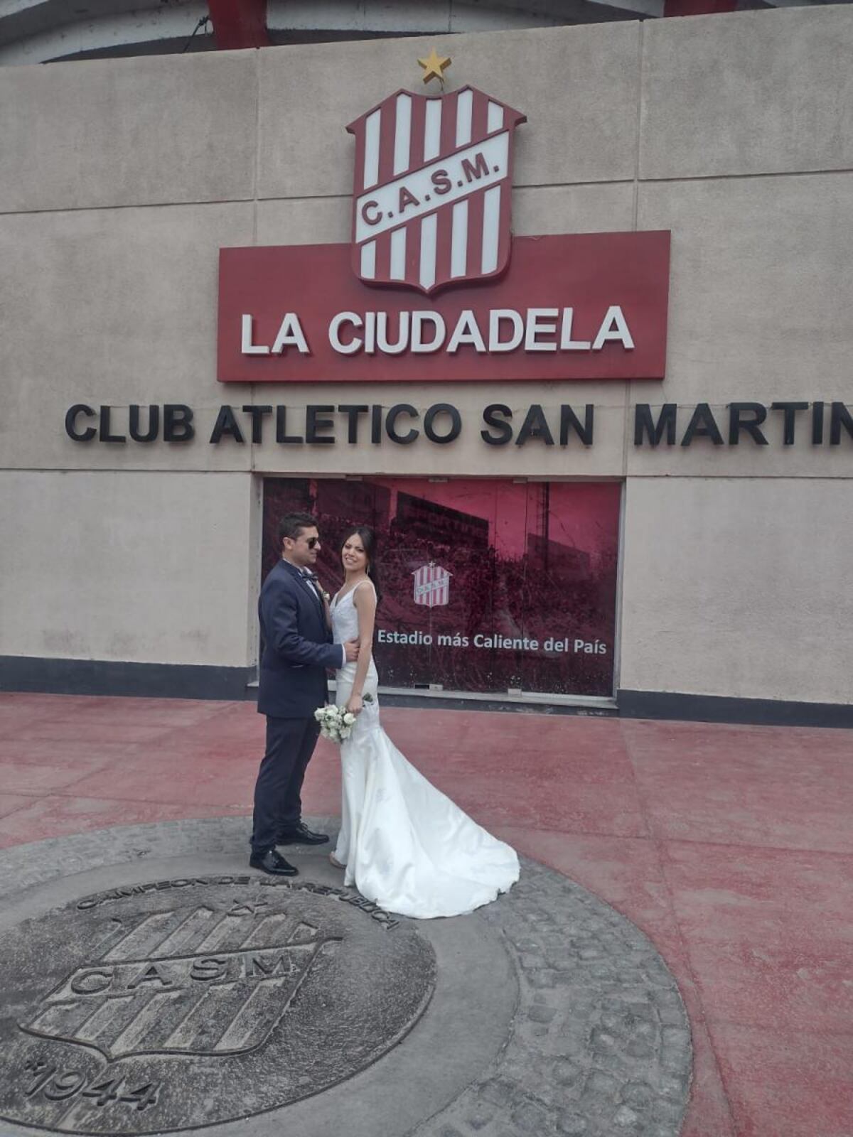 La pareja fue al estadio cuando terminó su misa de casamiento. (La Gaceta)