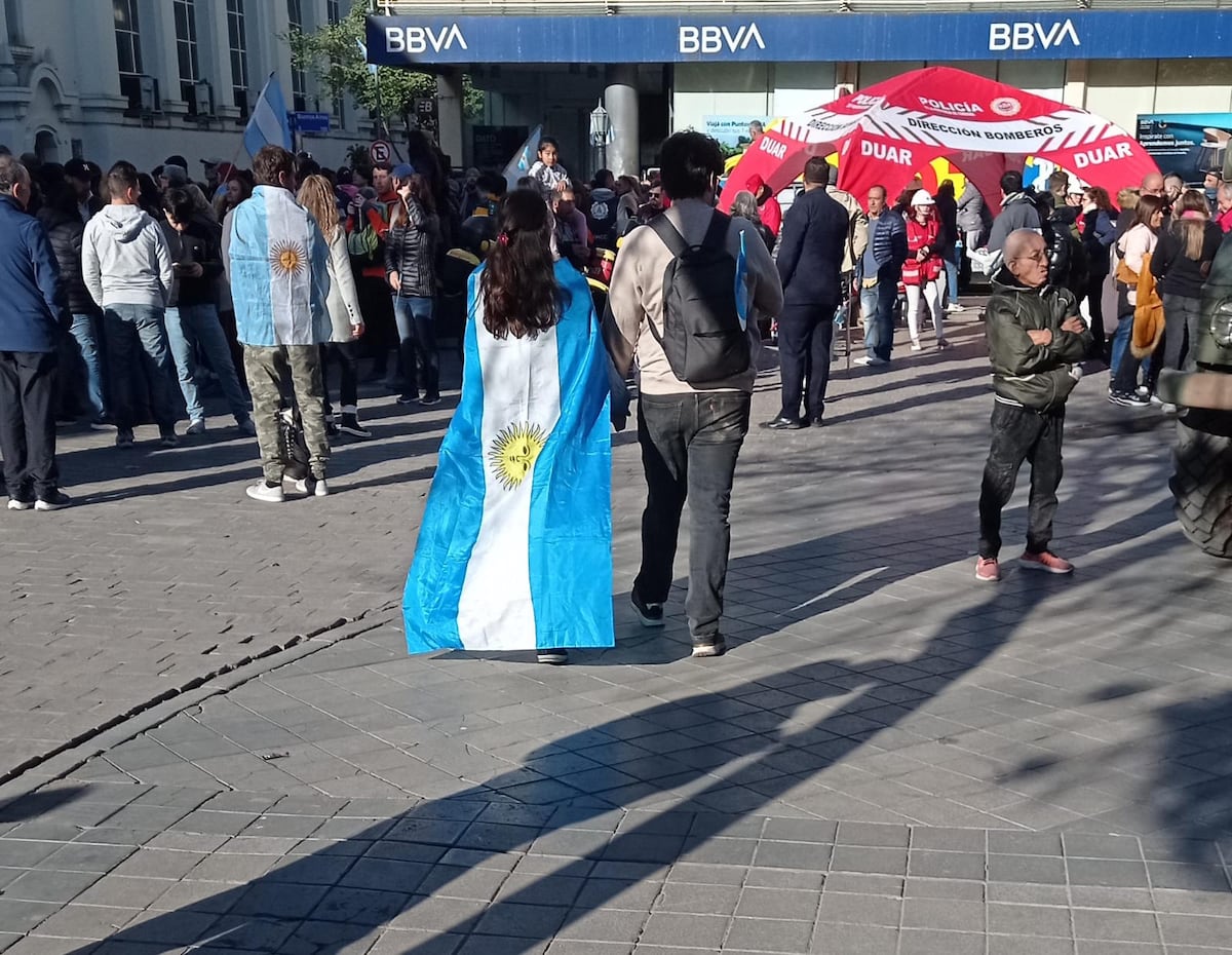 Simpatizantes de Javier Milei en la Plaza San Martín, de Córdoba capital, en el acto por el 25 de Mayo. (La Voz)