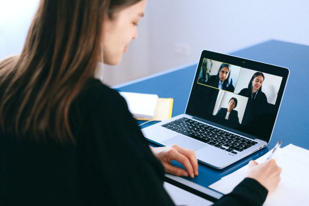 Existen muchas plataformas que se pueden utilizar para llevar a cabo el webinar. (Foto: Pexels)