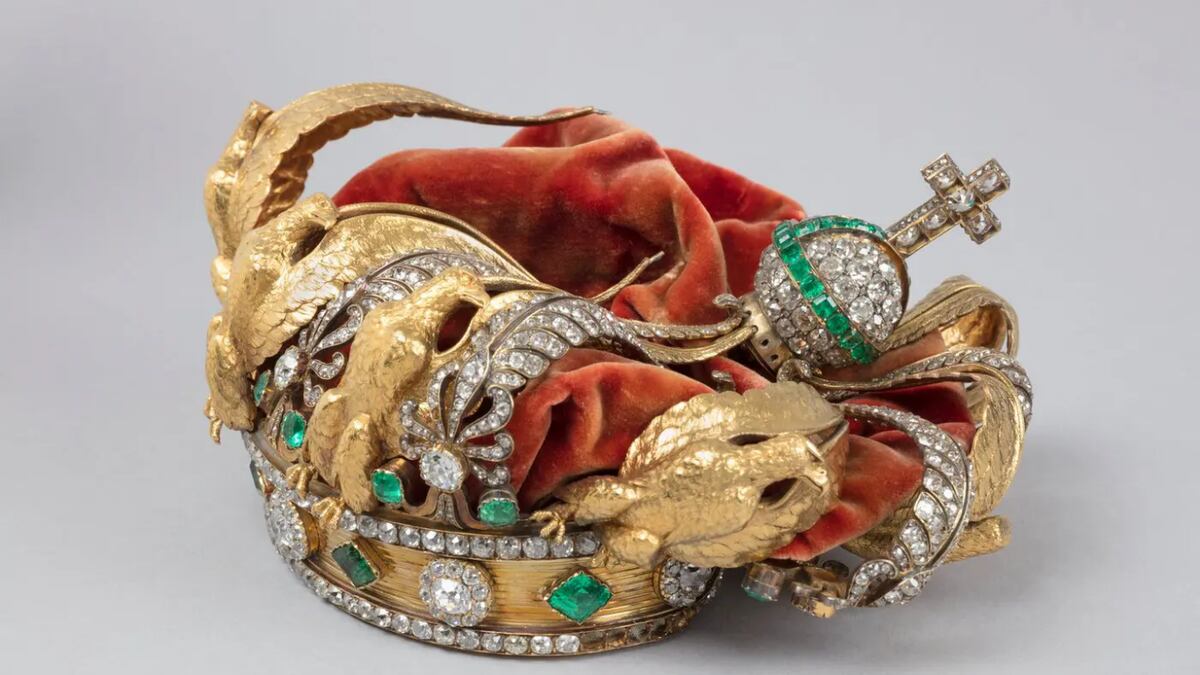 Los ladrones del Louvre dejaron caer esta corona. Así luce ahora.