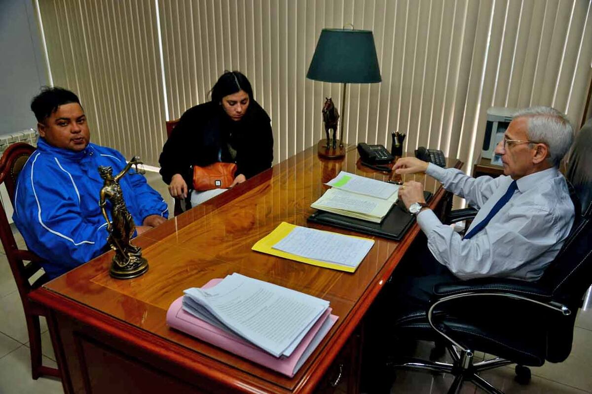 Familiares. El abogado Carlos Nayi representa al marido (Rodrigo) y a la hermana (Dalma) de Gabriela Pérez. (Nicolás Bravo / La Voz)