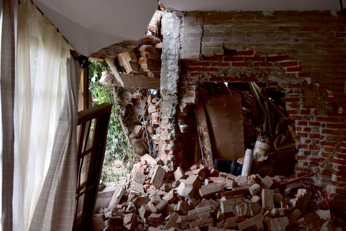 Un colectivo se incrustó en un taller mecánico y en una casa en Armada Argentina, de barrio Residencial Sur. (Ramiro Pereyra / La Voz)