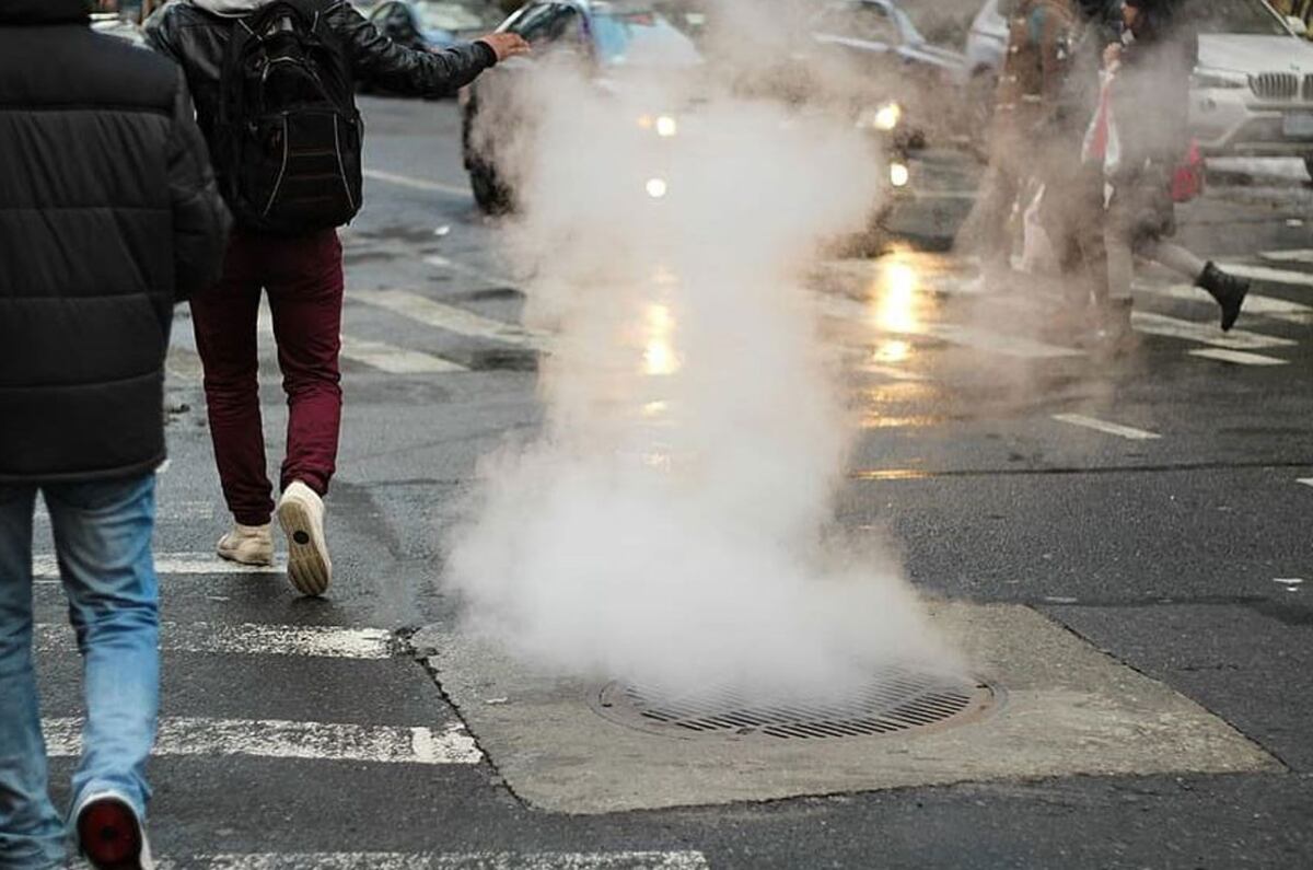 Gas que sale de una alcantarilla. (Piqsels/Europa Press/DPA)