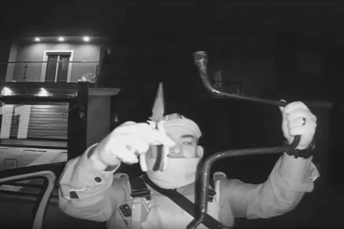 El ladrón tenía herramientas en su poder, con las que se robaba ruedas de auxilio. (Captura)