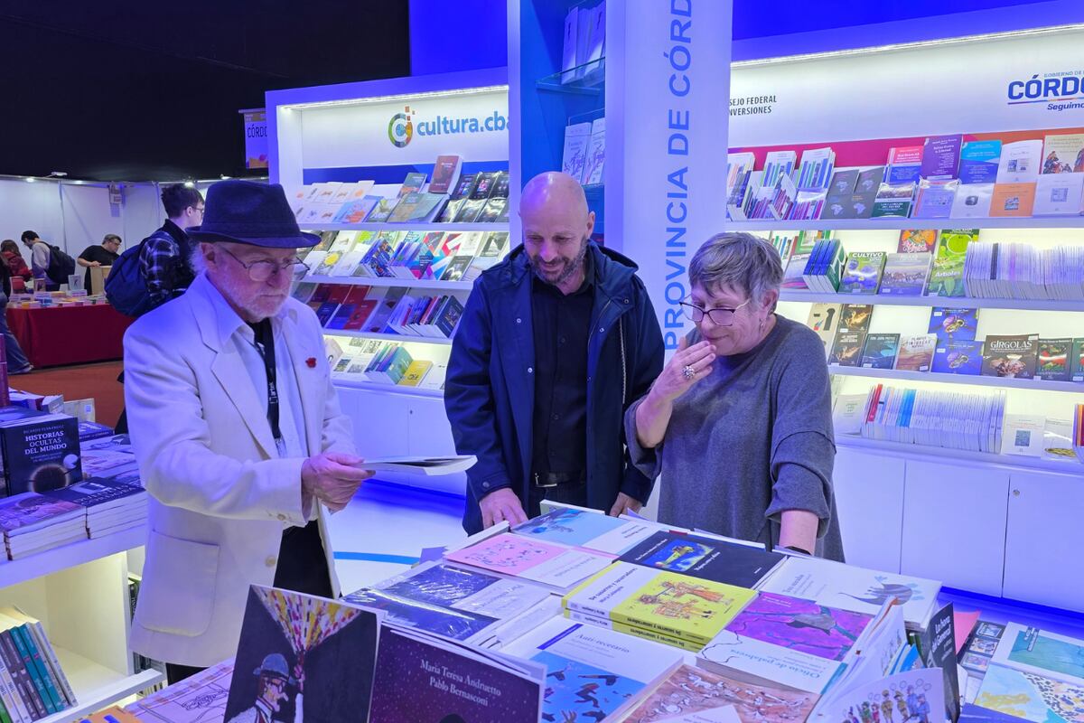 Raúl Sansica, presidente de Agencia Córdoba Cultura junto a María Teresa Andruetto, escritora invitada y César Vargas, encargado del stand cordobés en la Feria del Libro de Buenos Aires 2025.