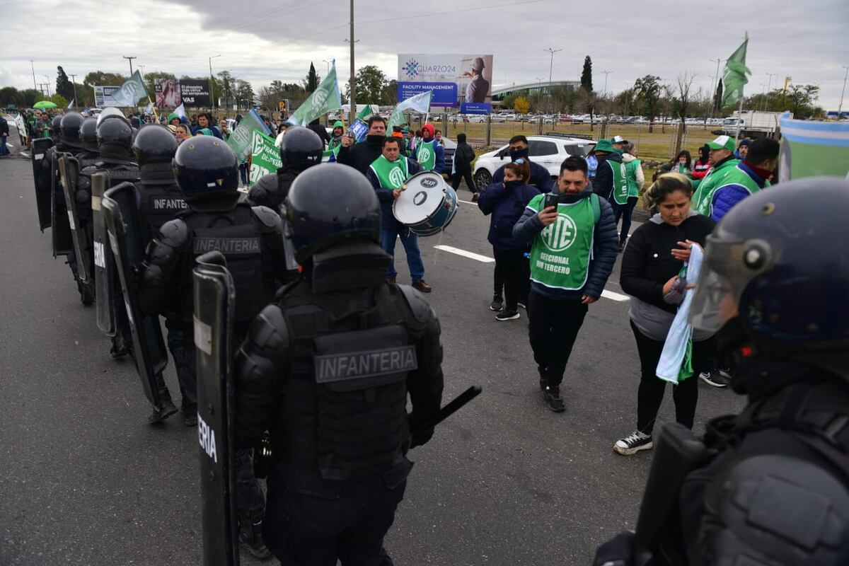 Cruces con la Policía durante la protesta de ATE contra la presencia de Milei en Córdoba (José Gabriel Hernández).