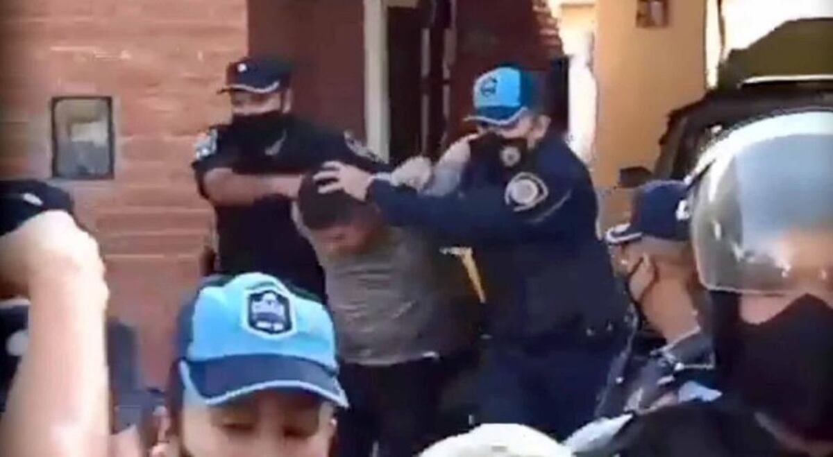 Bonaldi hijo es retirado de su casa.