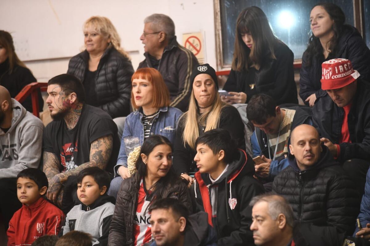 El Sandrín a pleno para apoyar a Instituto en su partido ante Olímpico de La Banda, por el quinto partido de la serie semifinal de la Liga Nacional. (Javier Ferreyra / La Voz)