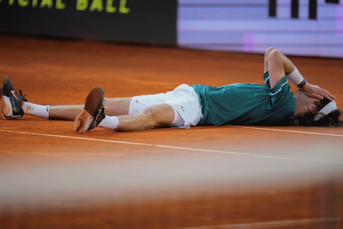 El ruso Rublev no lo puede creer: llegó a Madrid precedido de cuatro derrotas en cadena y en la final remontó ante el canadiense para consagrarse campeón. (AP)