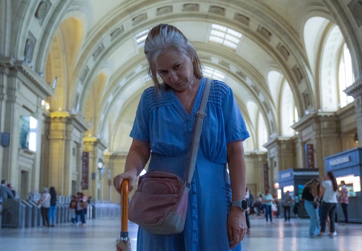 Elena (Mercedes Morán), perdida en la inmensidad de una estación. (Johanna Ekonen/ Netflix)