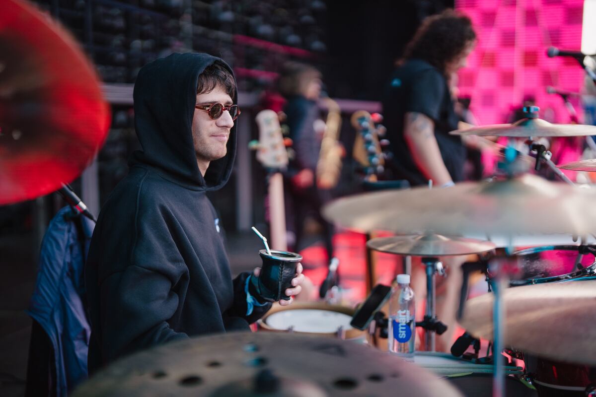 Tomás Luján, el baterista cordobés que brilla en la banda de Lali Espósito. (Gentileza Fede Caracciolo).
