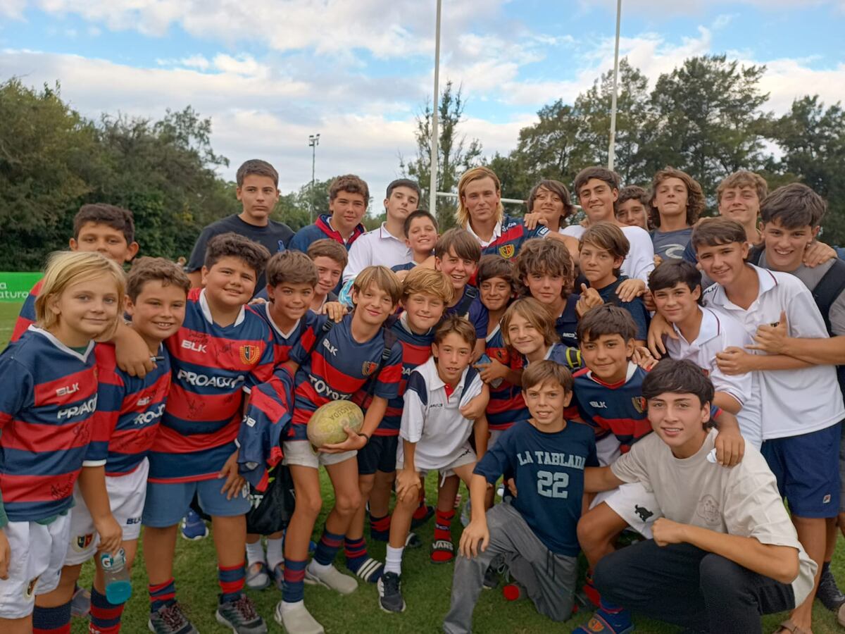 Felipe Peláez junto con los chicos de La Tablada tras el partido. (Ignacio Massari / La Voz)