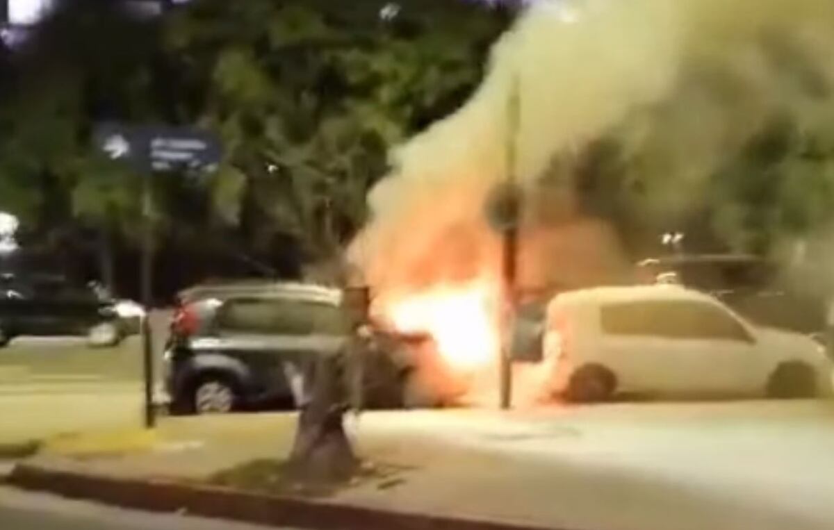 Impactante incendio de dos autos en Nueva Córdoba frente al Palacio Ferreyra. (Maia Turco)