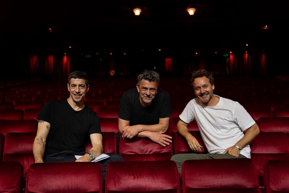 Los actores y el director de Secreto en la montaña en el teatro. (Foto: Soy Prensa)