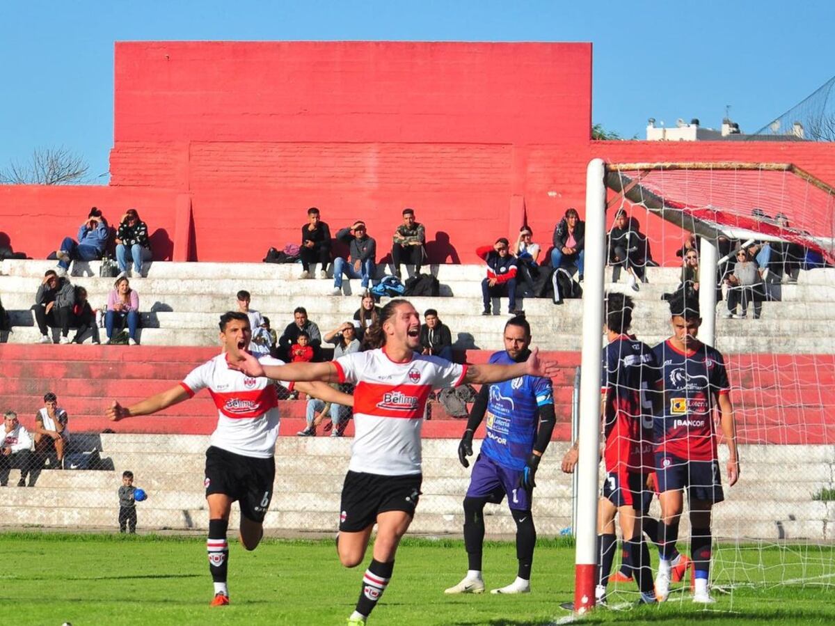 Álvaro San Emeterio con la camiseta de Universitario, su último club en Liga Cordobesa. (Prensa Universitario).