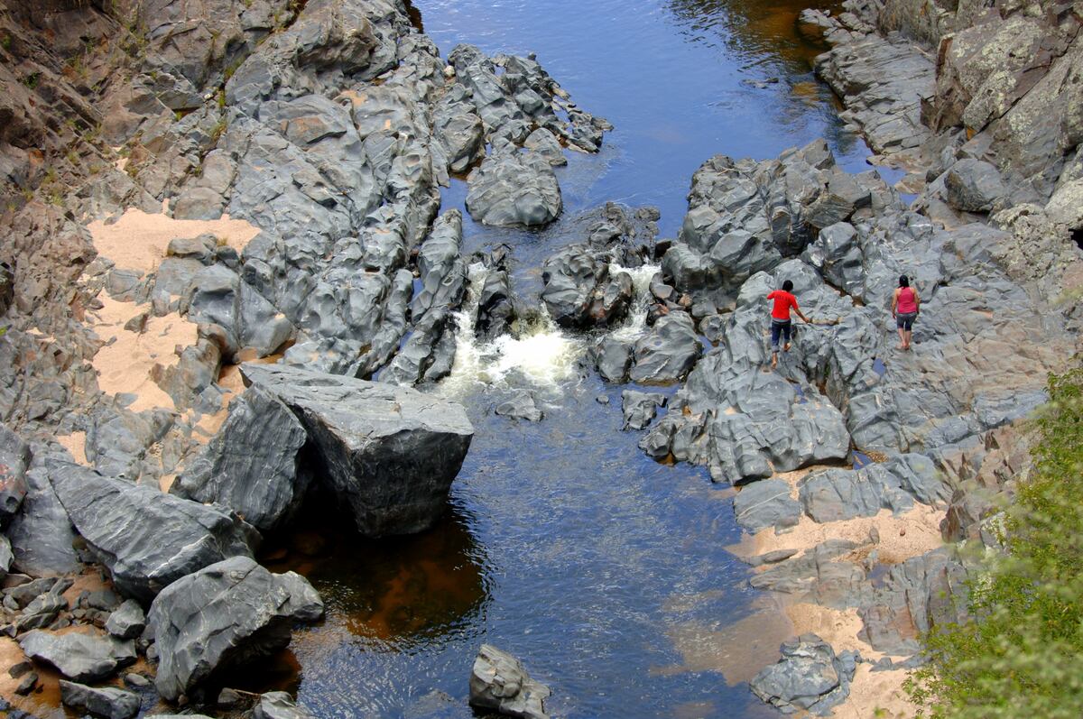 Alpa Corral. Sierra y río combinados para crear un escenario espectacular que invita a ser recorrido con mate en mano. (Gentileza: Agencia Córdoba Turismo)