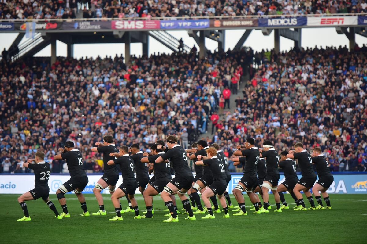 El momento del tradicional haka de All Blacks antes de enfrentar a Los Pumas en el estadio Mario Alberto Kempes. (Nicolás Bravo / La Voz)