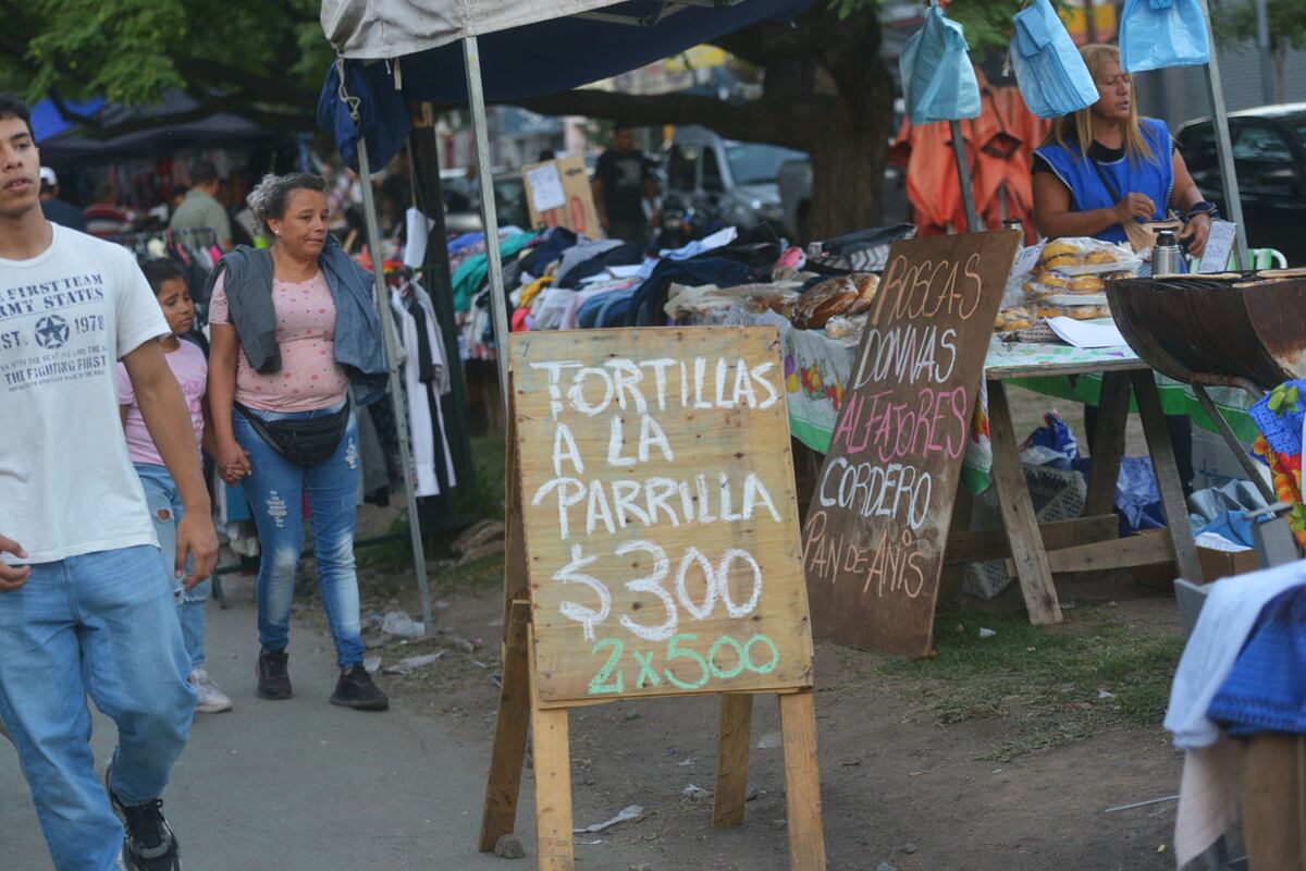 En la feria de la Bulnes se reúnen vecinos de los barrios colindantes para ofrecer todo tipo de productos, objetos y comidas. Foto Javier Ferreyra