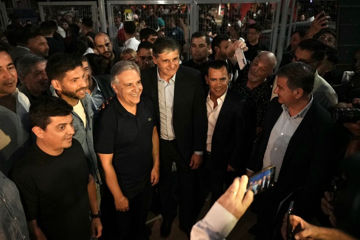 El Gobernador Martín Llaryora junto al Gobernador de Santa Fé Maximiliano Pullaro y auoridades locales, en la primera luna del Festival de Cosquín