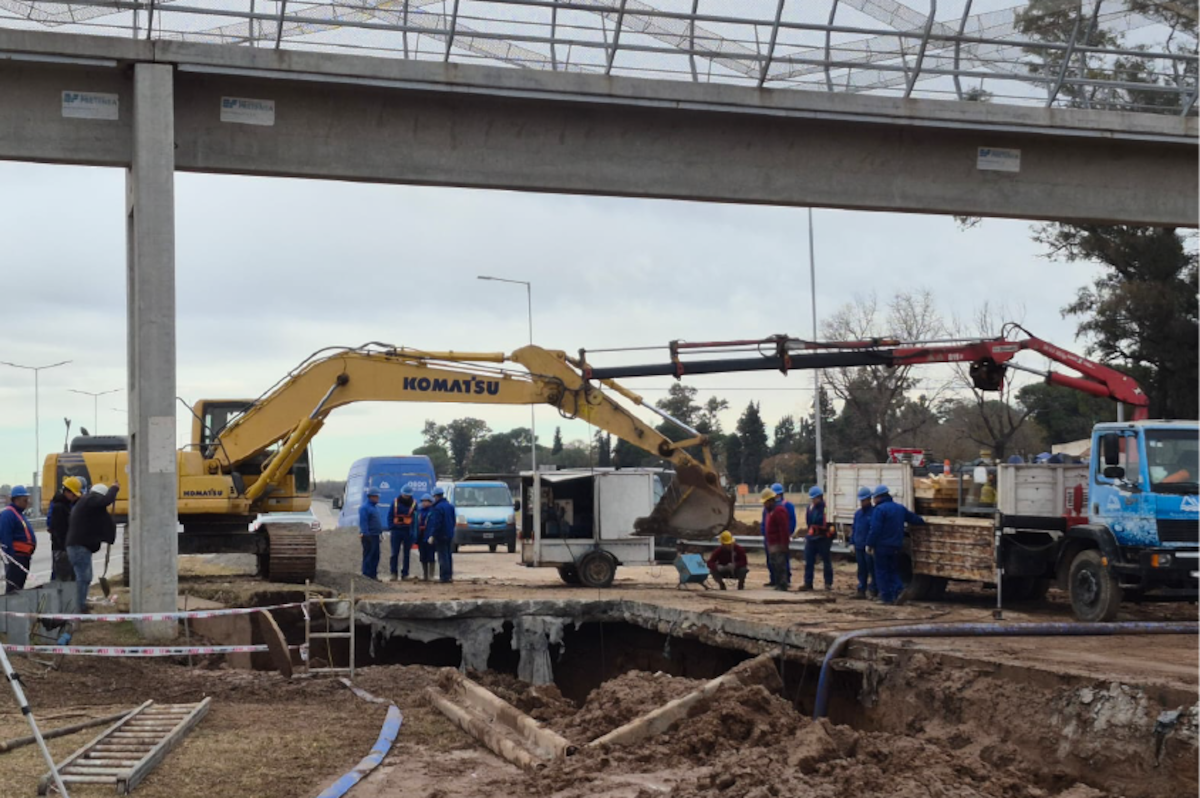 Aguas Cordobesas trabaja en la reparación de un conducto en la zona norte de la Capital.