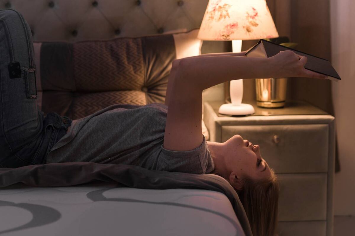 Muchas conductas como dormir tarde, aislarse o ser perfeccionista son respuestas del cerebro ante el trauma y no simples malos hábitos. (Freepik)