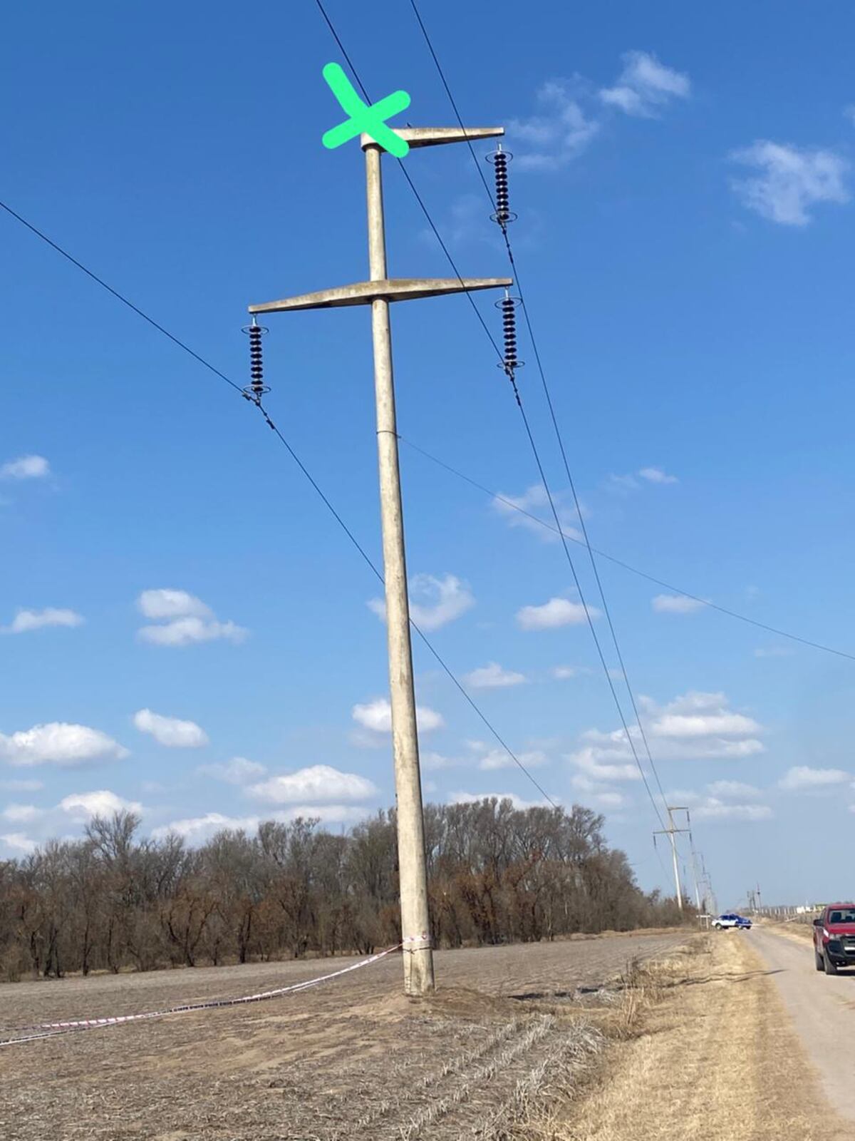 El cable afectado luego de que la avioneta impactará contra el tendido eléctrico. (Gentileza)