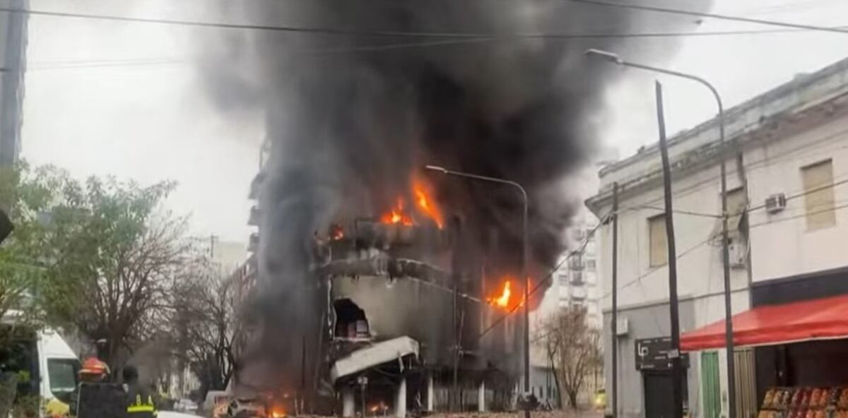 Tras un incendio se derrumbó el techo de un depósito de electrodomésticos: la explosión lanzó heladeras a la calle (Redes sociales)