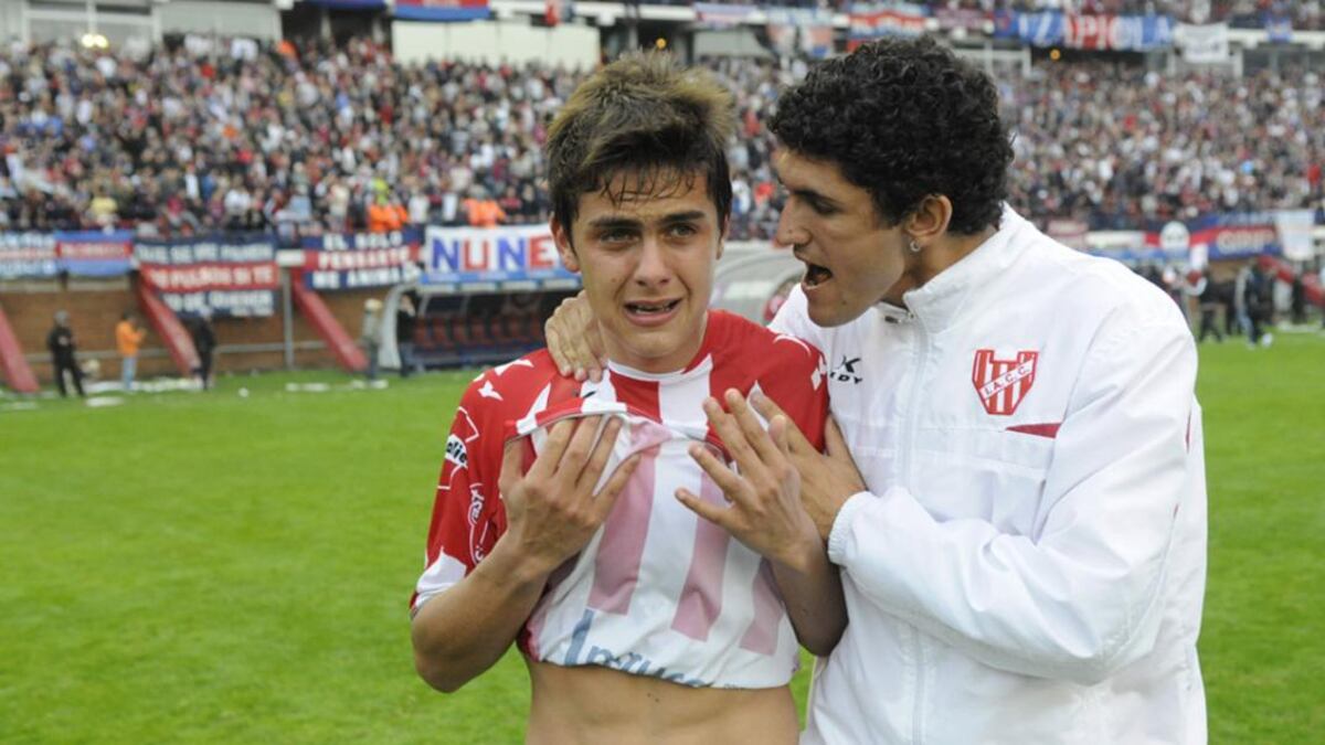 El llanto de Dybala tras la derrota en la promoción con San Lorenzo.