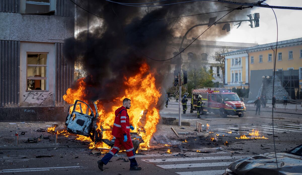 Rusia desató un aluvión letal de ataques contra varias ciudades ucranianas este lunes, aplastando objetivos civiles. (Foto / AP)