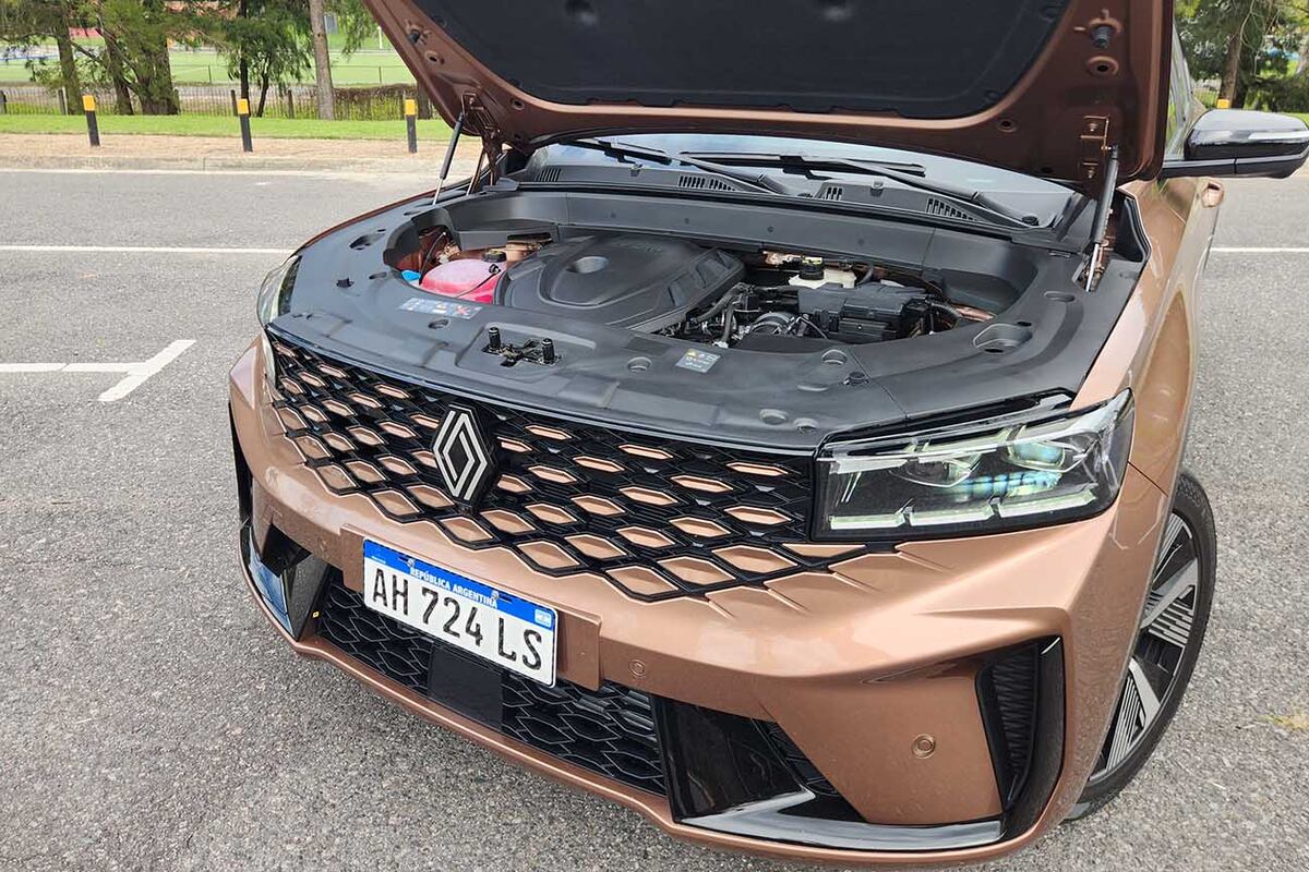 La versión naftera alimentada por un motor 2.0 turbo naftero de 235 CV y 350 Nm.