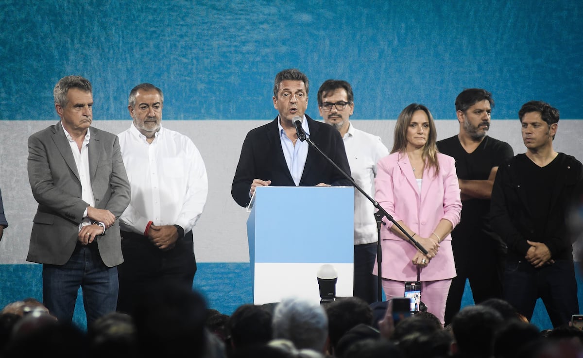 Sergio Massa en el bunker de Union por la patria
Malena Galmarini
Axel Kicillof
Agustín Rossi , Maximo Kirchner Eduardo De Pedro
Argentina Elecciones 2023
Foto Federico Lopez Claro