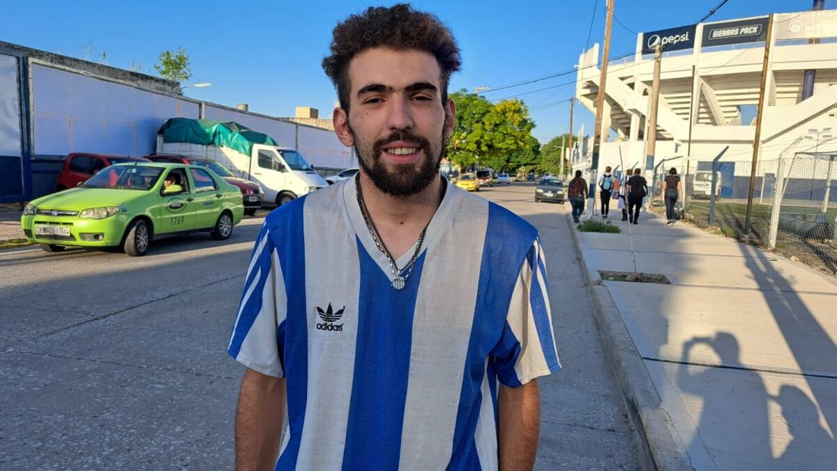 Fanático de Talleres en la previa del partido de reserva ante Instituto. (La Voz).