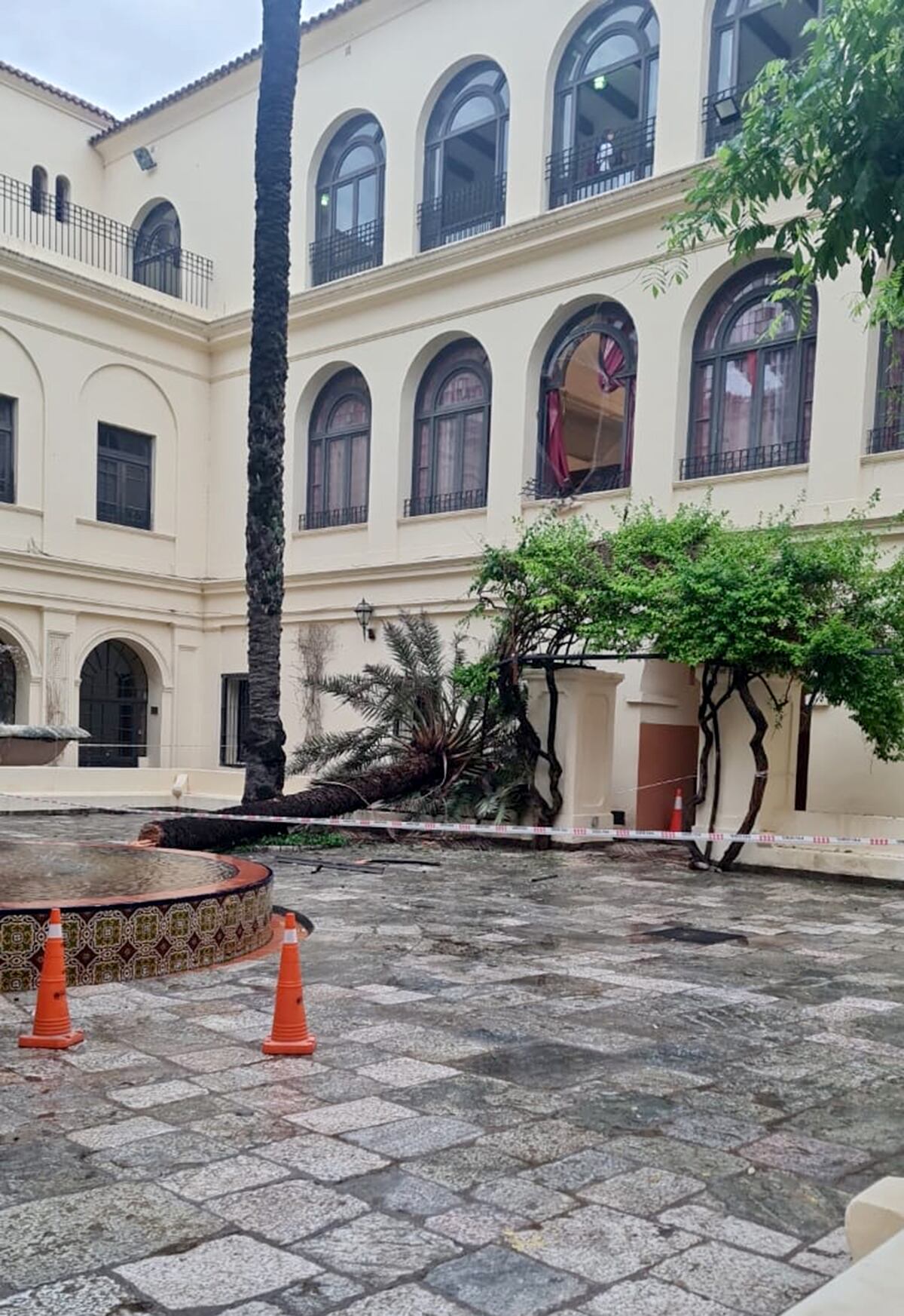 La lluvia provocó destrozos en el Colegio Nacional de Monserrat de Córdoba. (Gentileza)
