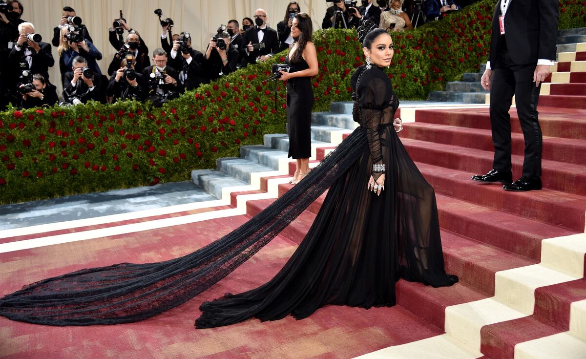Vanessa Hudgens en la Met Gala 2022. (AP)