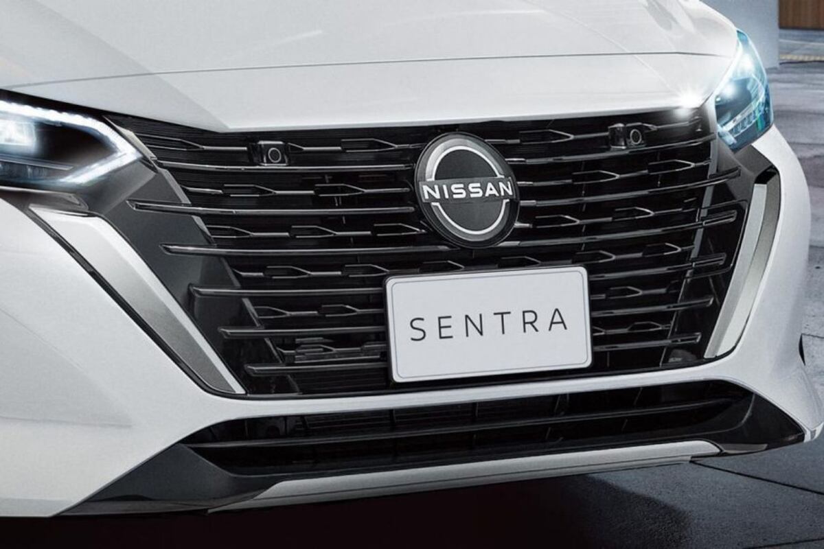 El principal cambio de la gama 2024 es en el frontal, con nueva parrilla, el logo nuevo de Nissan y las dos aperturas a los costados.