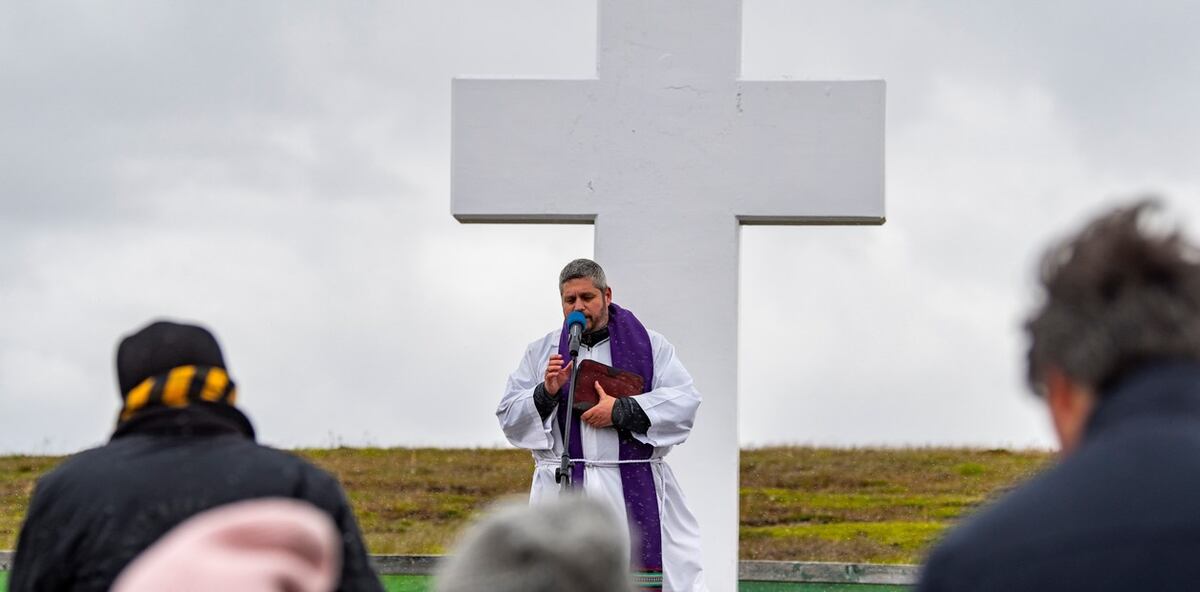 Emotivo reencuentro de familiares con los héroes caídos de Malvinas. (Foto: Clarín / Julián Bongiovanni)