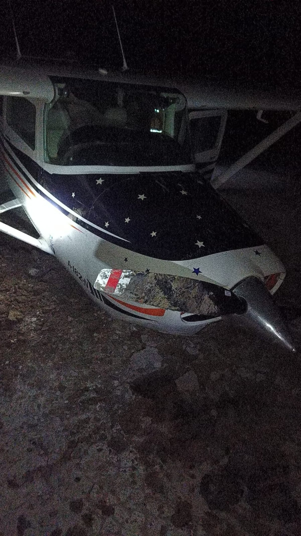 Avioneta tuvo que aterrizar de emergencia en la laguna Mar Chiquita. (Policía de Córdoba)