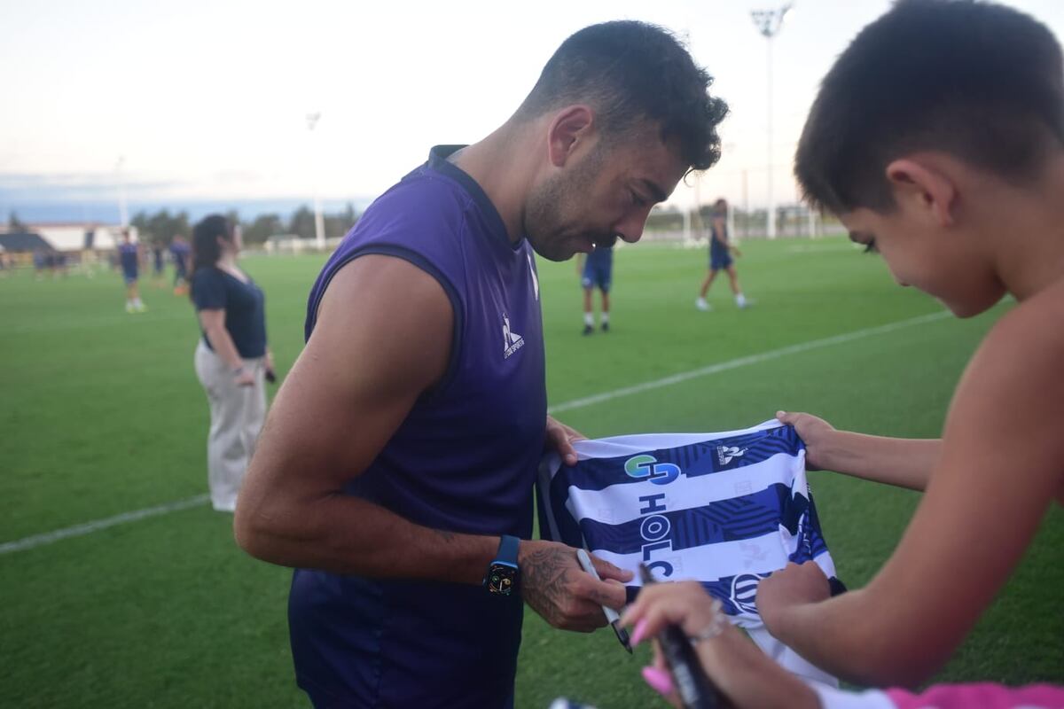 Talleres: el entrenamiento abierto reforzó el vínculo entre el plantel y su gente, en una tarde marcada por el viento y el aliento constante. (Javier Ferreyra / La Voz)