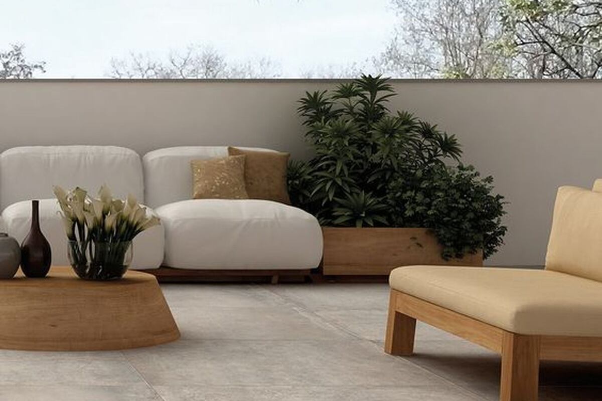 Es tiempo de preparar el espacio exterior para pasar el verano. Las piezas grandes de porcelanato llevan menos líneas divisorias, favorecen una continuidad que amplía visualmente el espacio. Foto: Pinterest