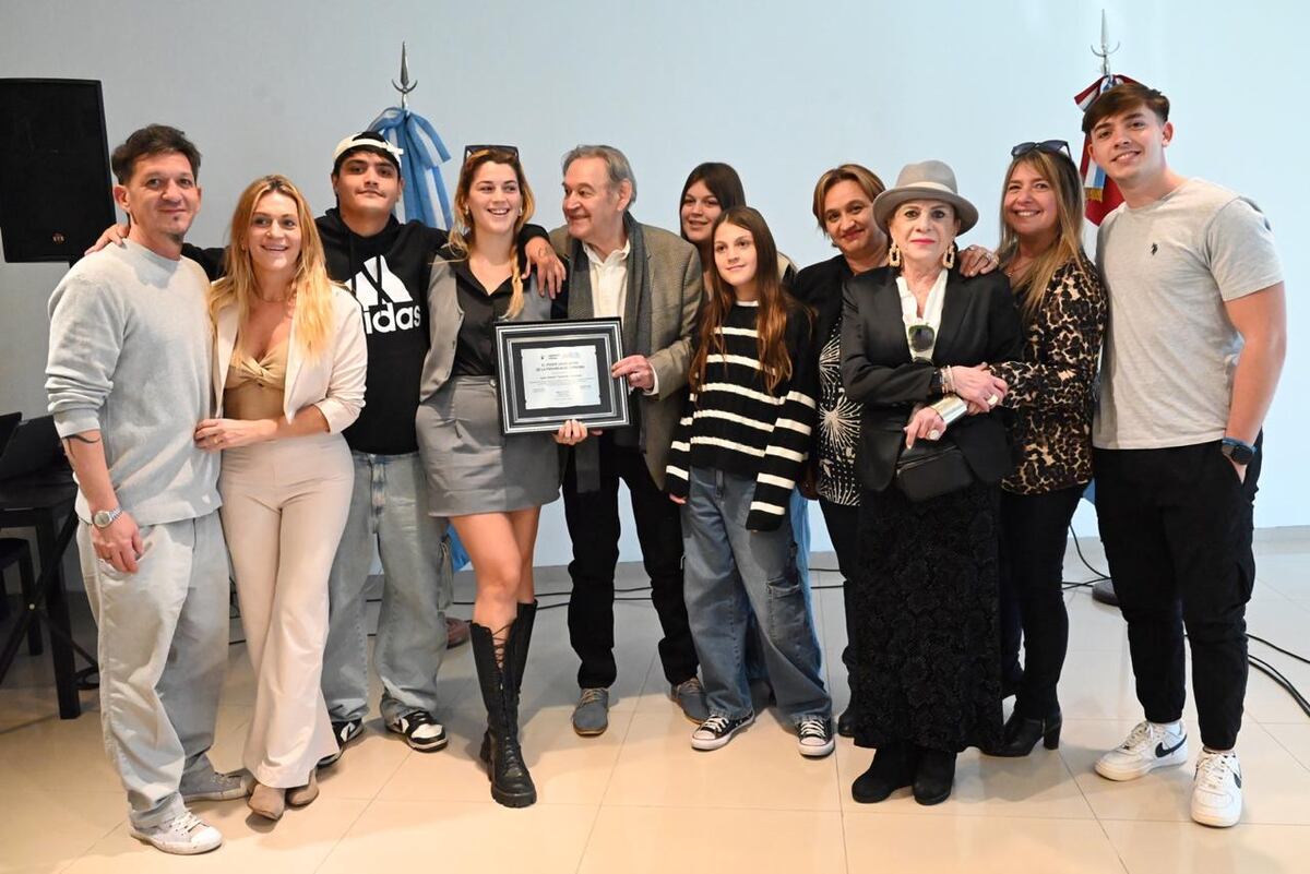 Juan Cisneros y su familia. (Prensa Legislatura de Córdoba)