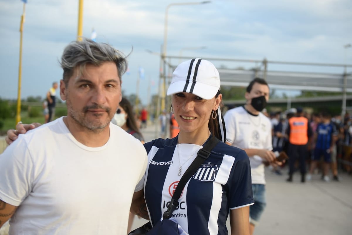 Los hinchas de Talleres dijeron presente en Santiago para acompañar al equipo de Medina (Foto: José Hernández).
