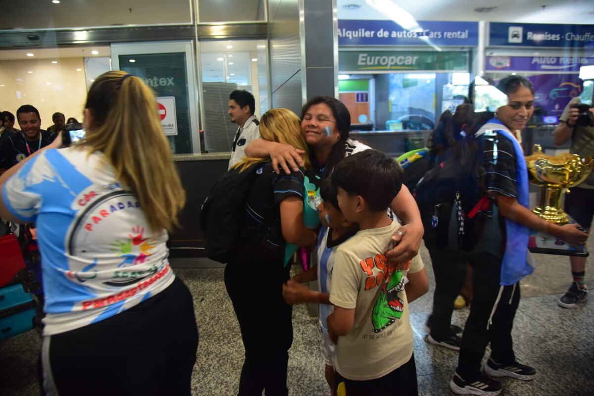 Las Murciélagas llegaron a Córdoba tras conquistar su segunda Copa del Mundo. (Javier Ferreyra / La Voz)