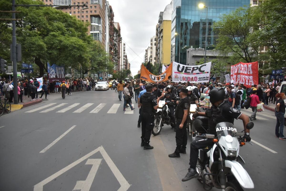 Marchan movimientos populares y organizaciones sociales ( Facundo Luque / La Voz )