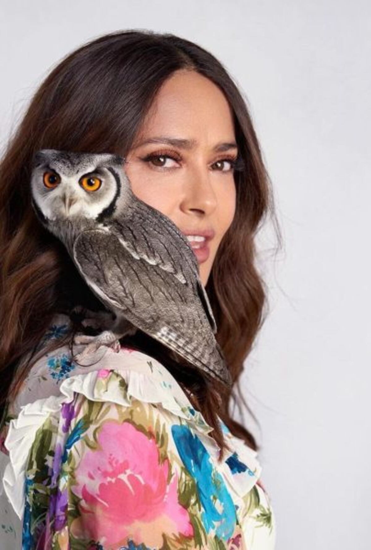 Salma y su mascota Karing, una lechuza