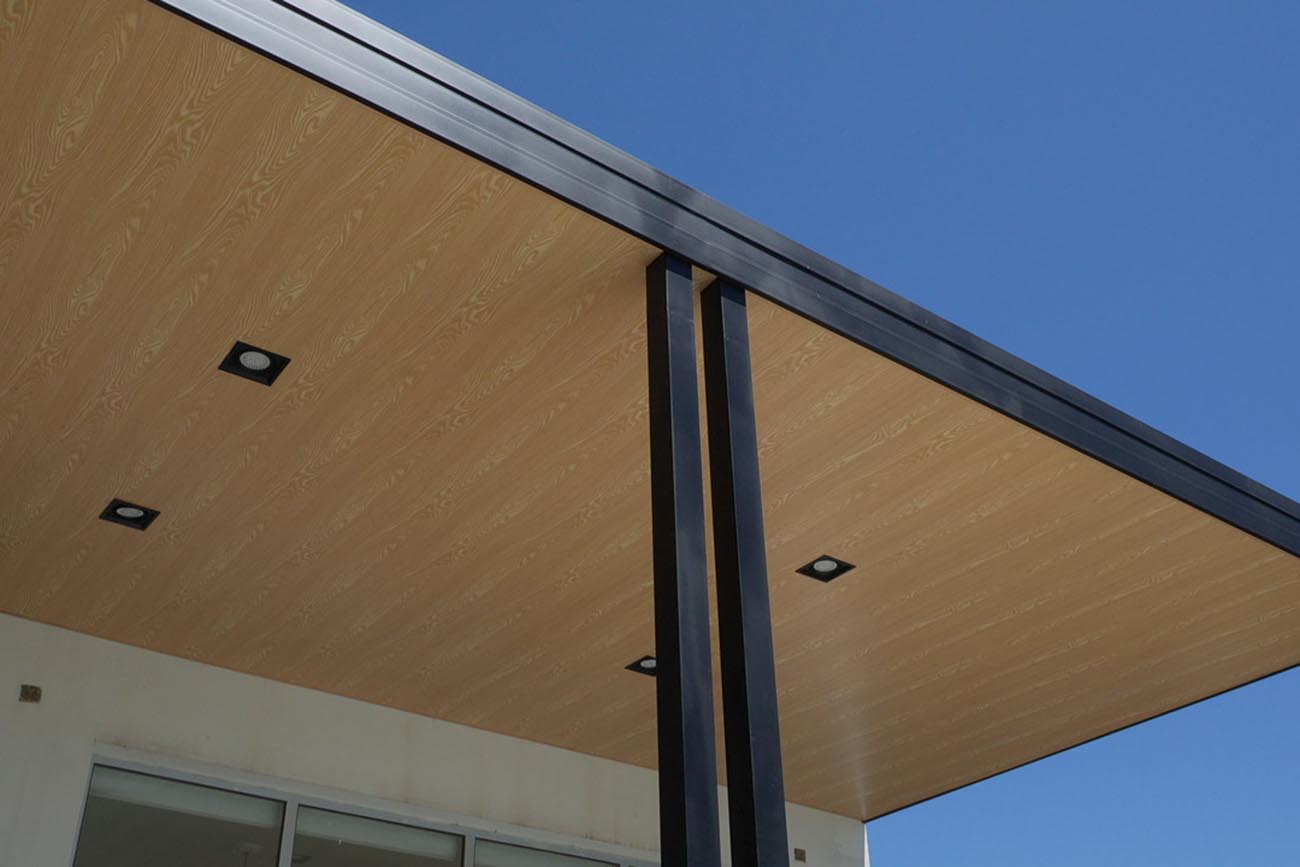 Con una amplia variedad de colores y texturas, los cielorrasos de PVC son aptos para espacios interiores y semicubiertos.